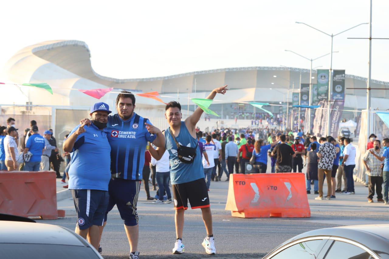 $!Aficionados de La Máquina pintan de azul el estadio Kraken