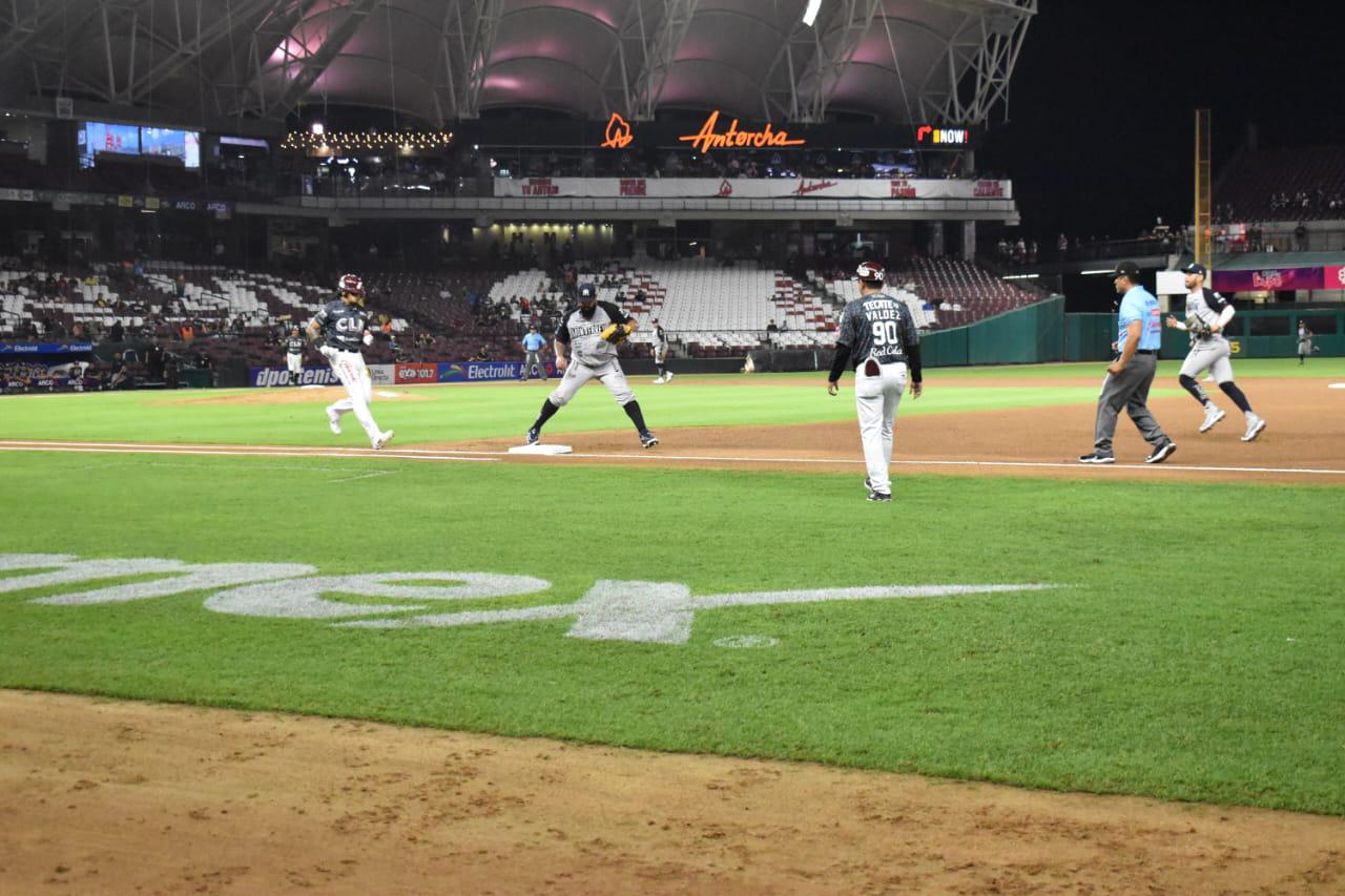 $!Tomateros de Culiacán logra su primer triunfo en casa