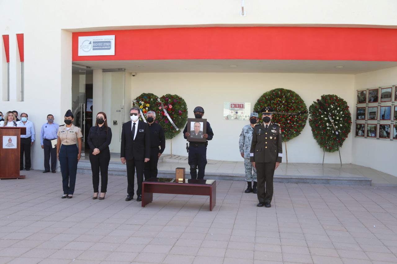 $!Familiares y autoridades montaron una guardia de honor para Joel Soto.