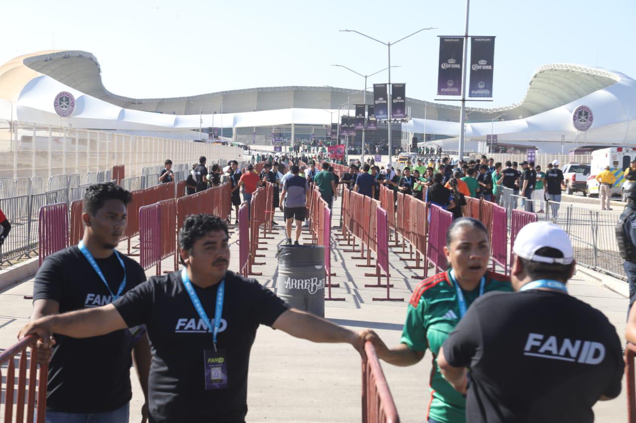 $!‘Pintan de verde’ el Kraken en una fiesta familiar de futbol