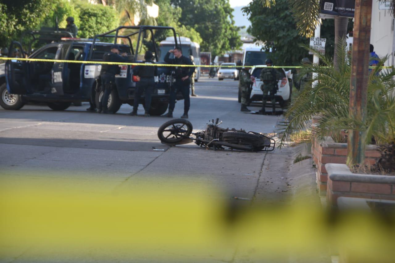 $!Persiguen y asesinan a joven motociclista en Camino Real, en Culiacán; quedó tirado en la calle