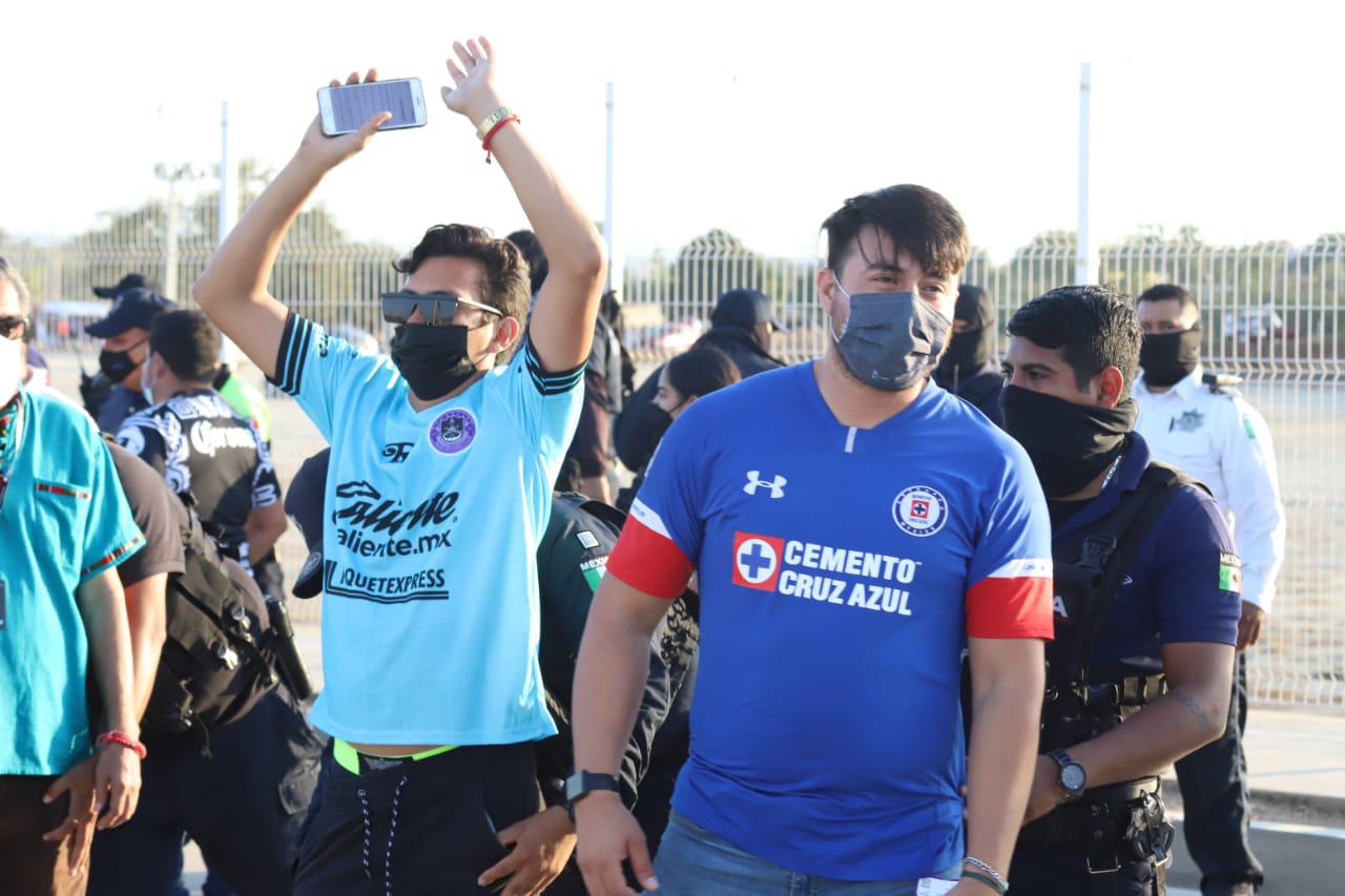 $!Aficionados de La Máquina pintan de azul el estadio Kraken