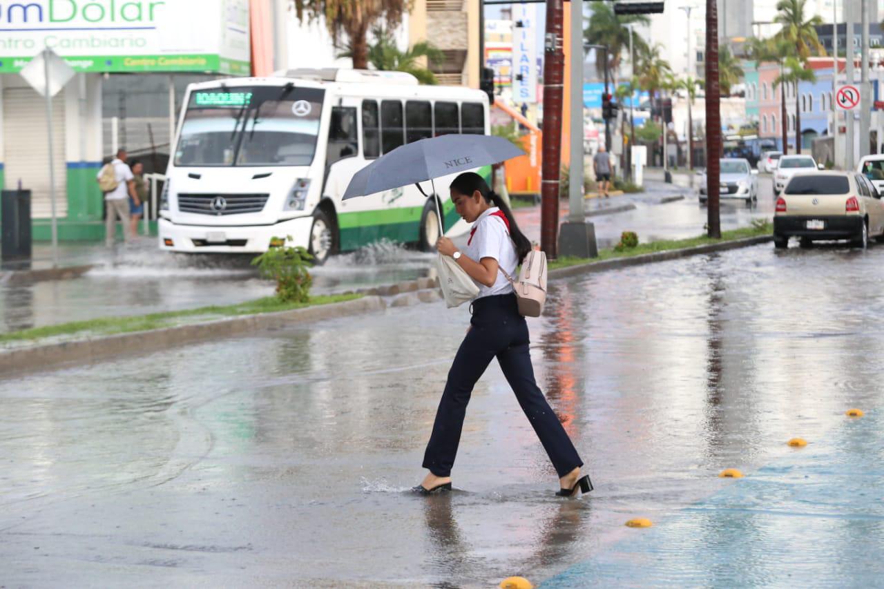 $!En Mazatlán, 10 carros quedan varados por la tormenta