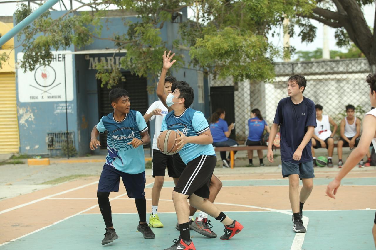 $!Basquetbolistas locales y foráneos recuerdan memoria del coach Omar Torres