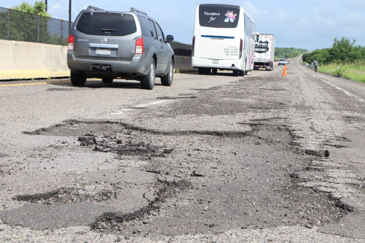 $!La autopista Mazatlán-Culiacán, tras las lluvias, está llena de baches