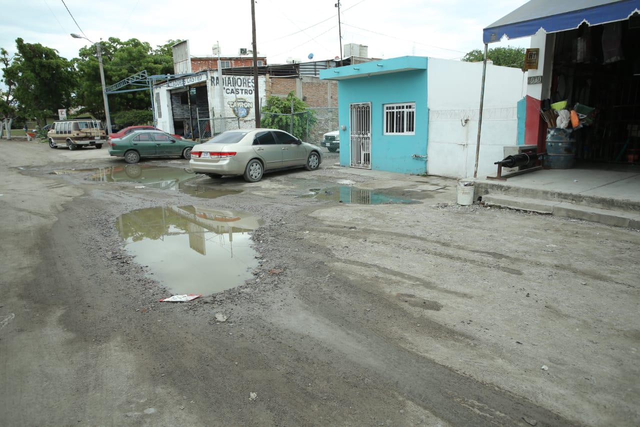 $!Vecinos de Pueblo Nuevo exigen al Gobierno de Mazatlán arreglar pavimentación y desazolvar aguas pluviales