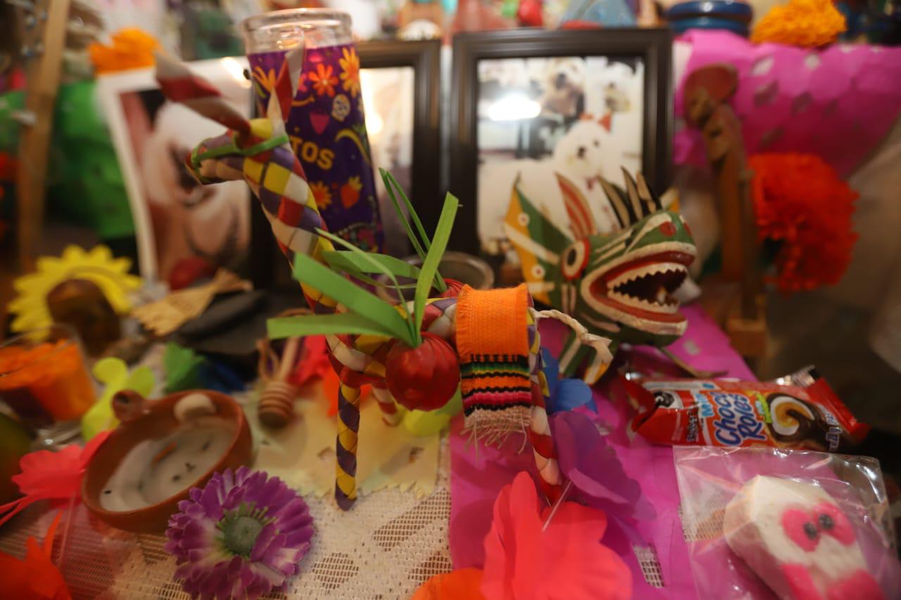 $!Con papel picado, flores de cempasúchil y velas, familia recuerda a los que han partido