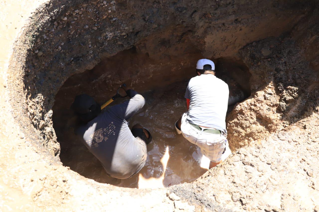 $!Perforación para el Paso Superior Múnich provoca fuga de agua en Mazatlán