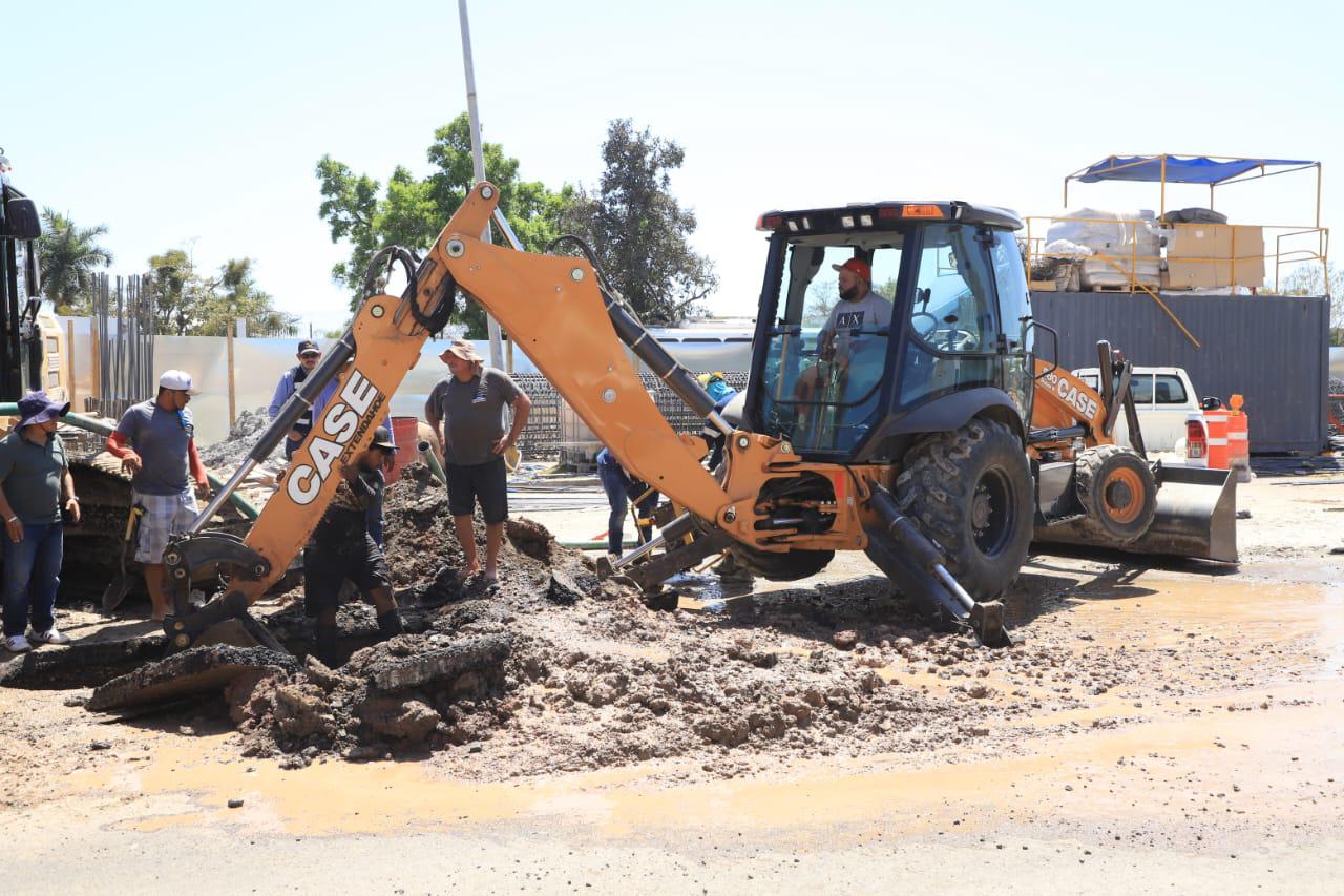 $!Perforación para el Paso Superior Múnich provoca fuga de agua en Mazatlán