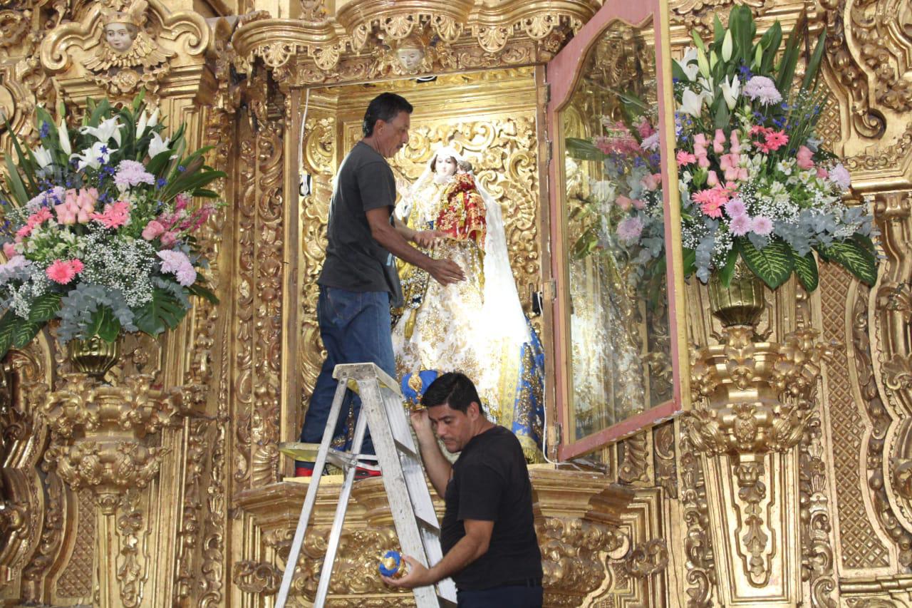 $!Bendicen y designan a grupo para vestir y cargar a la Virgen del Rosario