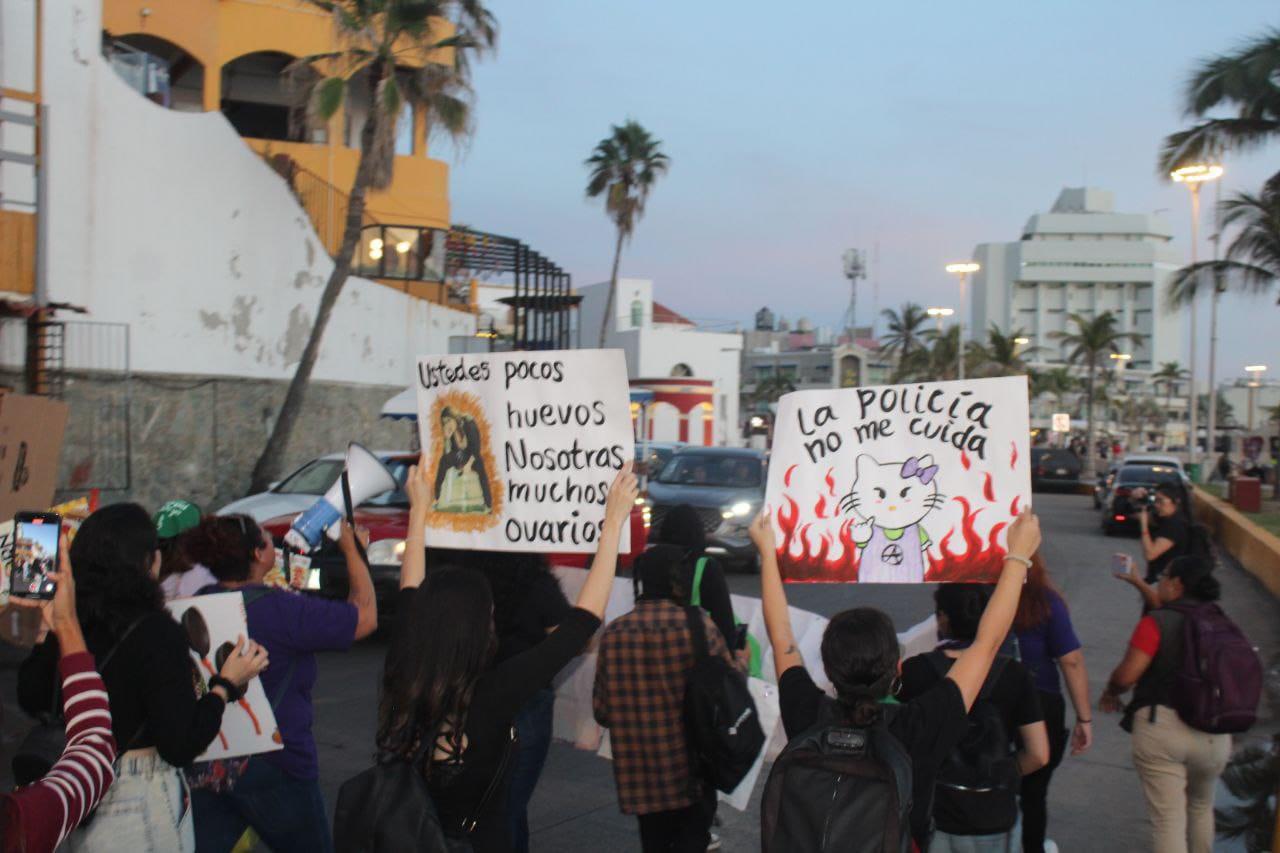 $!Pintan, marchan y gritan por el 25N las colectivas feministas en Mazatlán