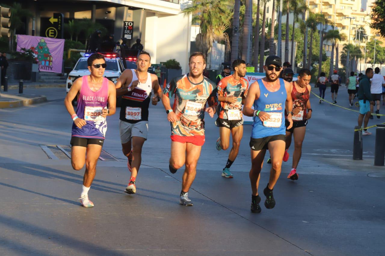 $!¡Orgullo mexiquense! Antonio Vara y Reyna Rivera dominan los 21K del Maratón Pacífico