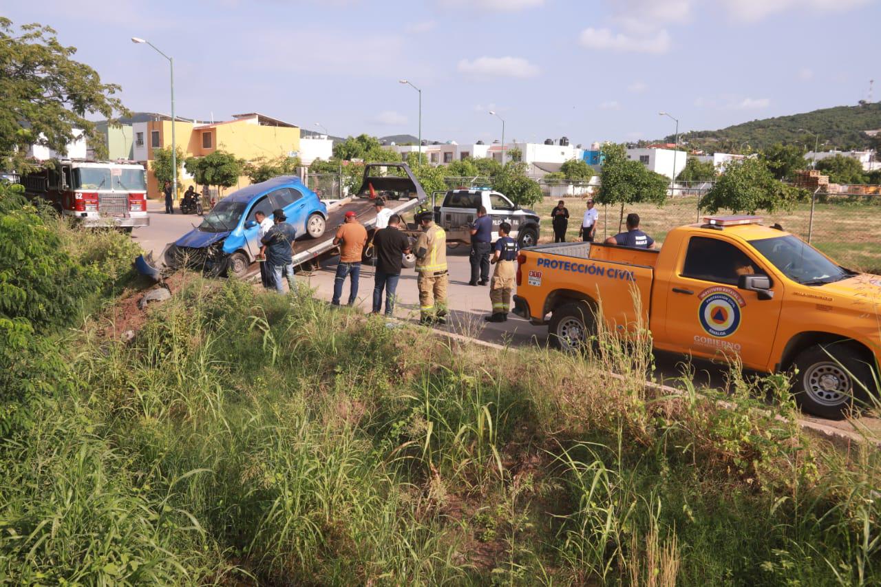 $!Auto cae a canal pluvial del fraccionamiento San Fernando en Mazatlán