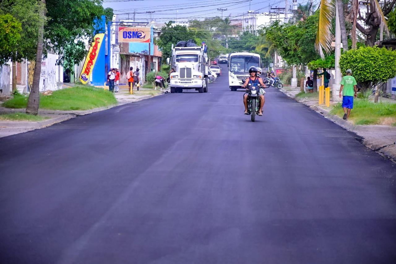 $!Funcionarios revisan los avances de reencarpetado en avenida Internacional, en Mazatlán