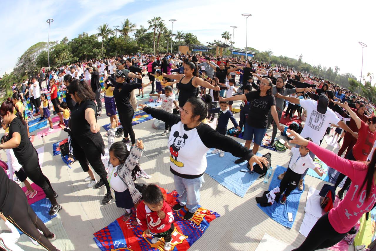 $!Pequeñines de preescolar practican yoga de manera masiva