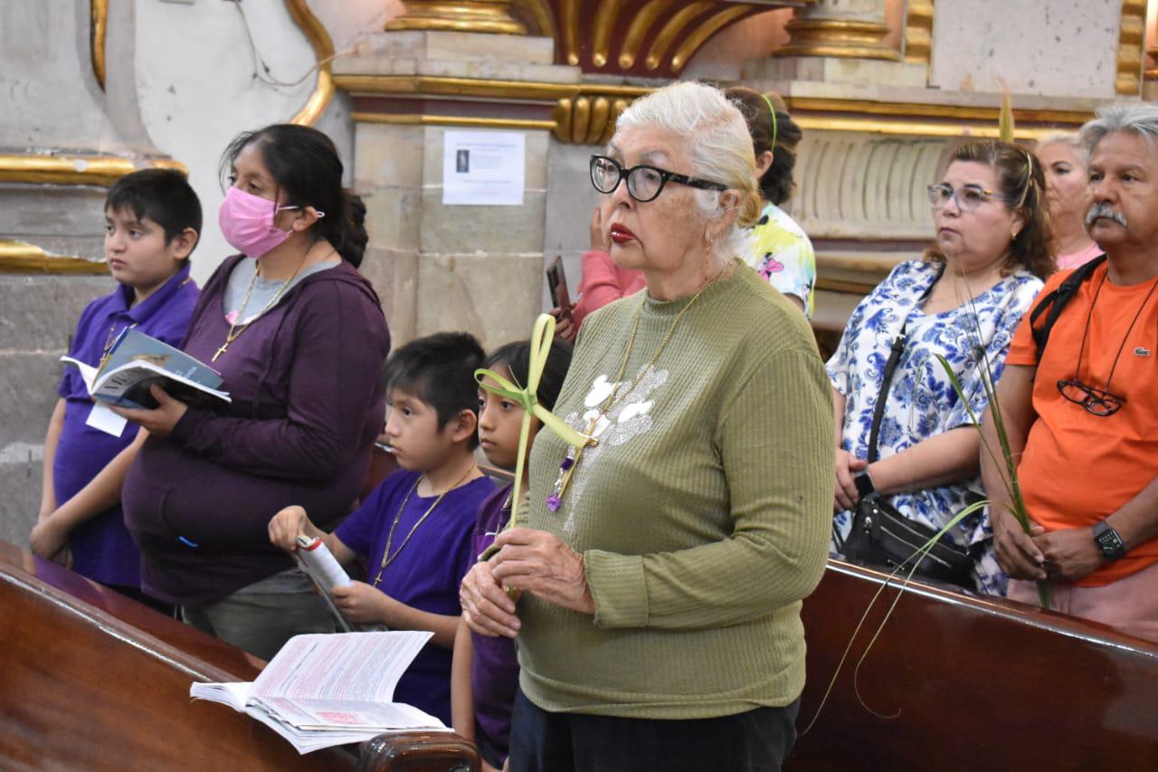 $!Fieles católicos acuden a bendecir sus palmas en la Catedral de Culiacán