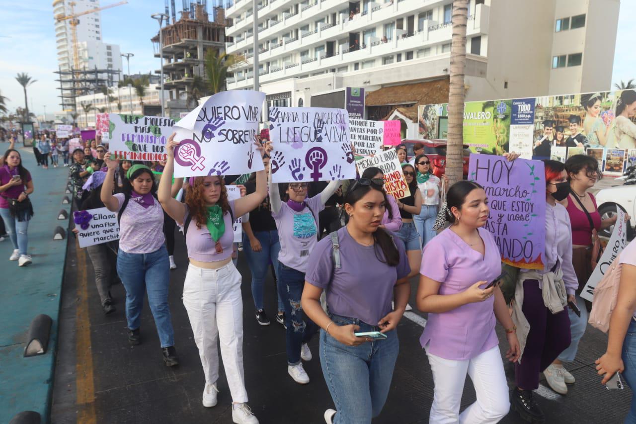 $!En la marcha 8M recuerdan con pase de lista y minuto de ruido a las que ya no pueden alzar la voz