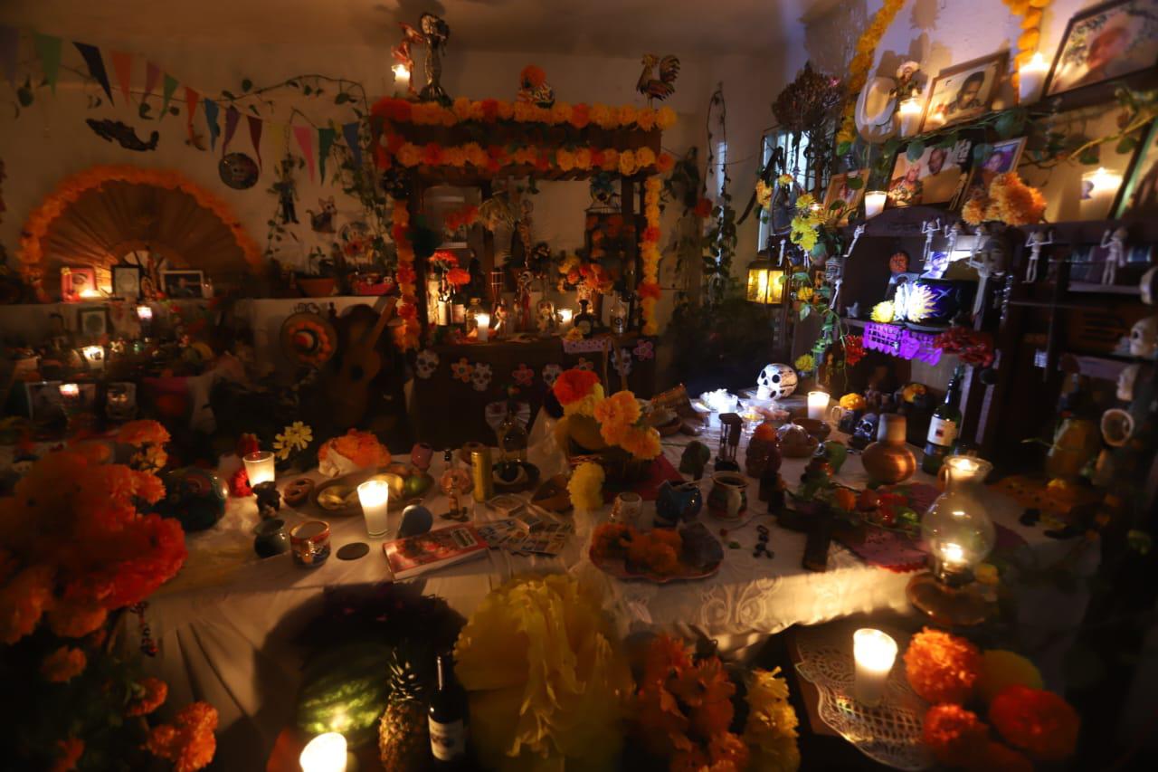 $!Con papel picado, flores de cempasúchil y velas, familia recuerda a los que han partido