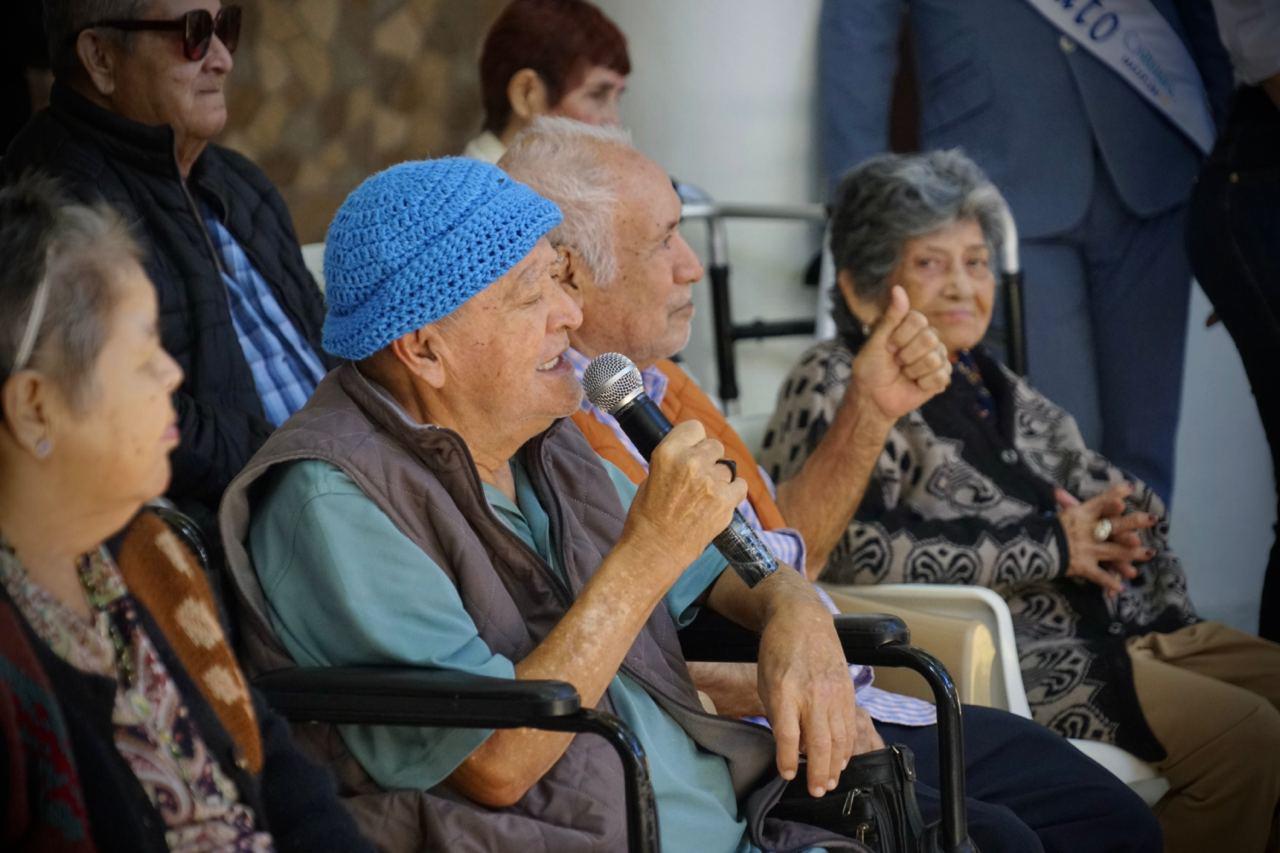 $!Aspirantes a las coronas del Carnaval de Mazatlán celebran el Día de Reyes en el Asilo de Ancianos