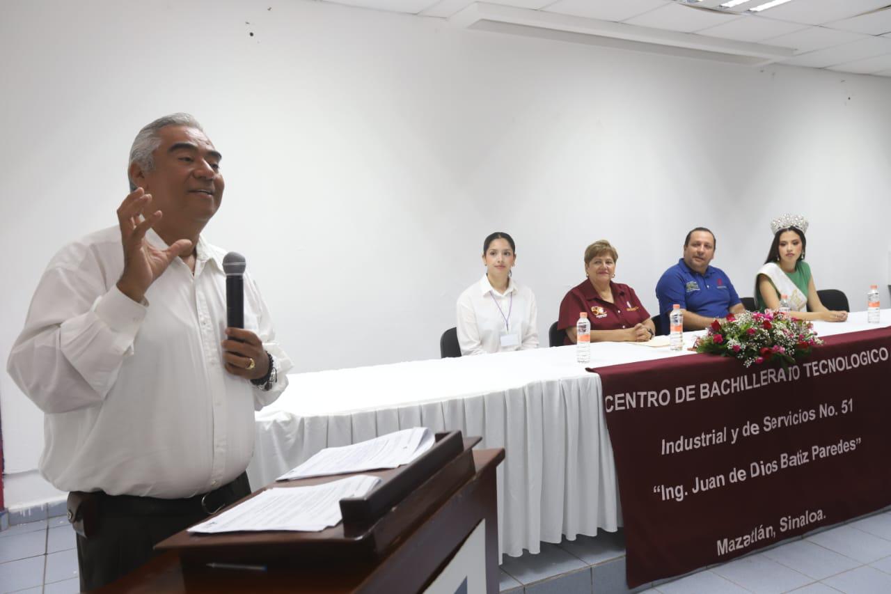 $!Dan banderazo de apertura al Simposio de Servicios de Hospedaje del CBTIS 51