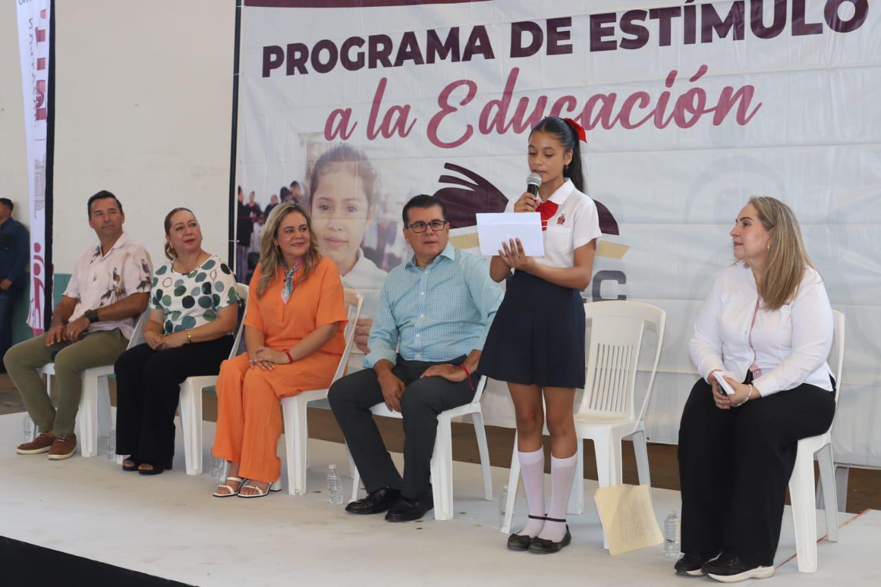 $!Entregan becas del Programa de Estímulos a la Educación Básica, en Mazatlán