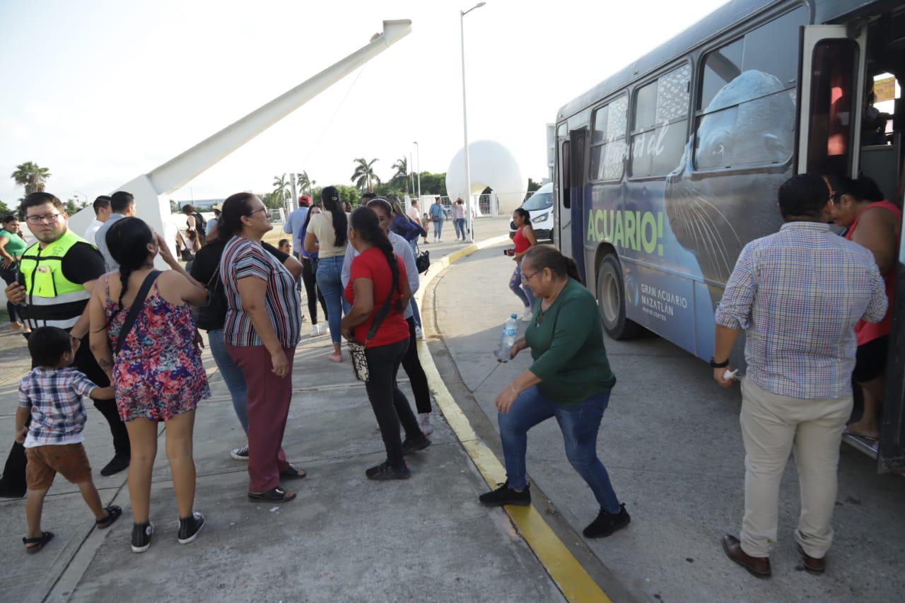 $!Camiones repletos de gente comienzan a llegar al Centro de Convenciones para el último informe del Alcalde González