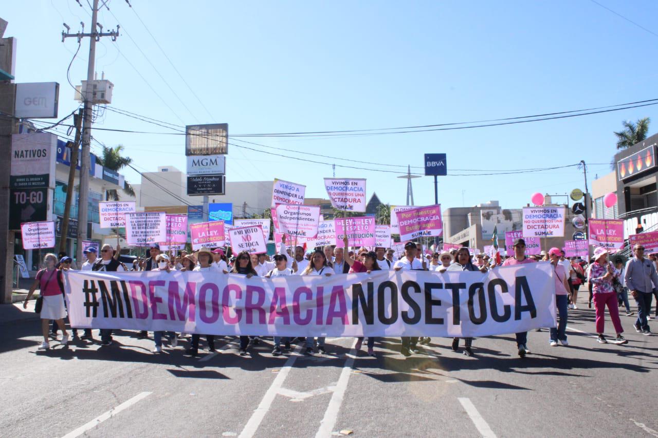$!En Culiacán marchan cerca de 4 mil en movimiento por ‘nuestra democracia’