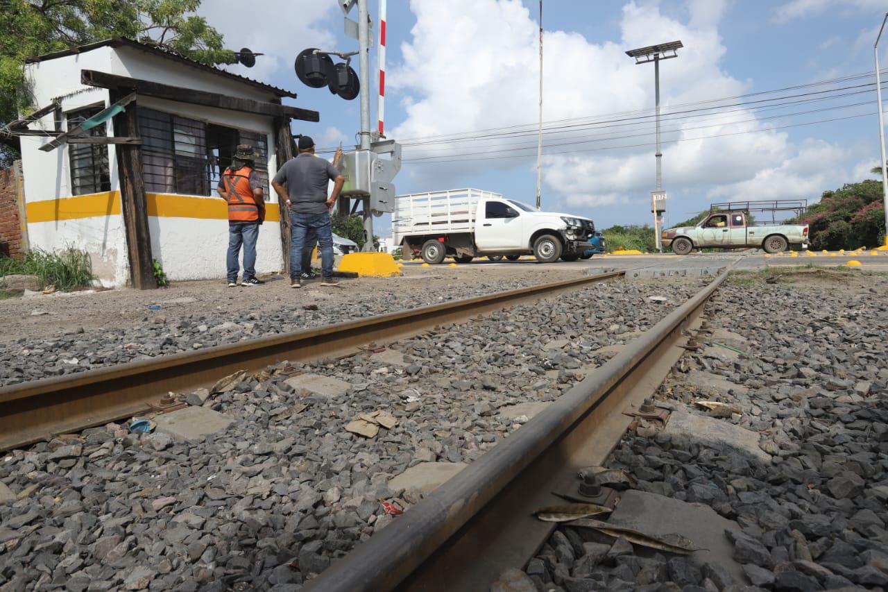 $!Instalan plumas automatizadas en cruces ferroviarios de avenidas Santa Rosa y ‘Peche’ Rice para prevenir accidentes