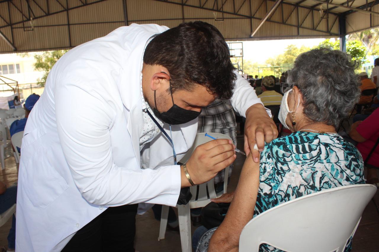 $!En Guasave, aplican a adultos mayores segunda dosis de la vacuna contra el Covid-19