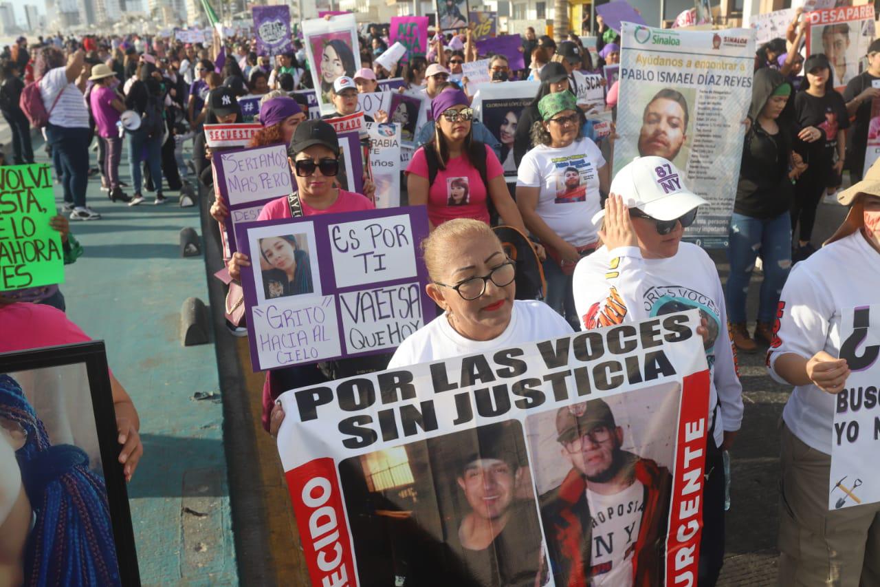 $!En la marcha 8M recuerdan con pase de lista y minuto de ruido a las que ya no pueden alzar la voz