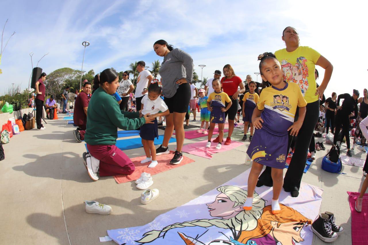 $!Pequeñines de preescolar practican yoga de manera masiva