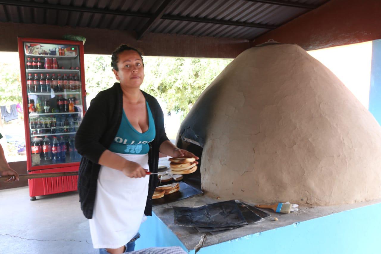 $!Lomas de Monterrey y sus empanadas aguardaron por AMLO, pero no llegó