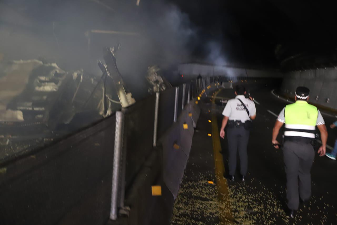 $!Se incendia tractocamión en el túnel El Carrizo II de la Durango-Mazatlán; muere un chofer y otro huye