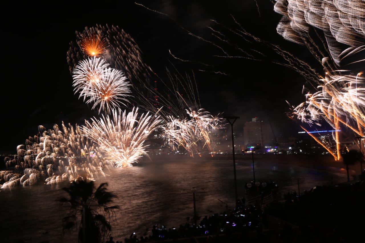 $!Estallan luces multicolores en el cielo de Olas Altas; regresó el Combate Naval