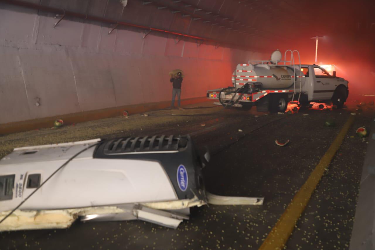 $!Se incendia tractocamión en el túnel El Carrizo II de la Durango-Mazatlán; muere un chofer y otro huye