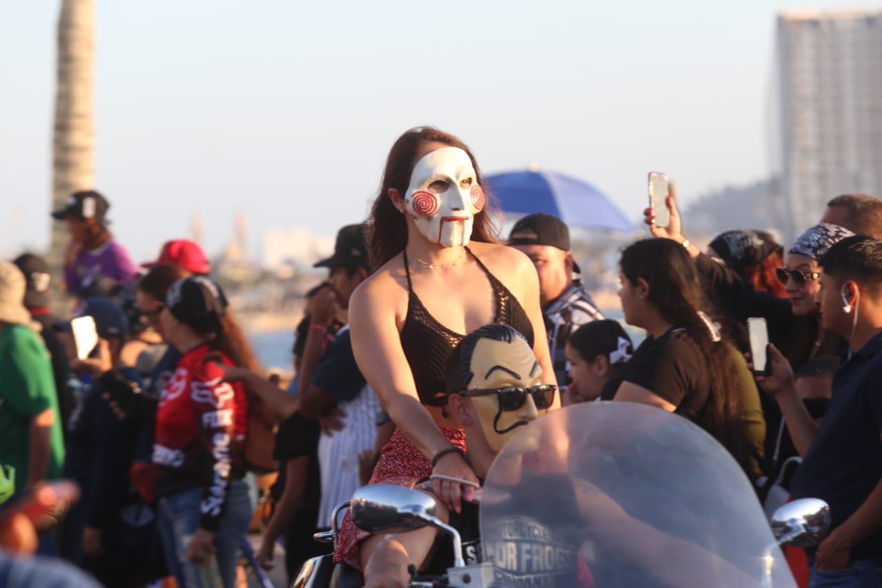 $!Vibra Mazatlán con el desfile de motos por el paseo costero