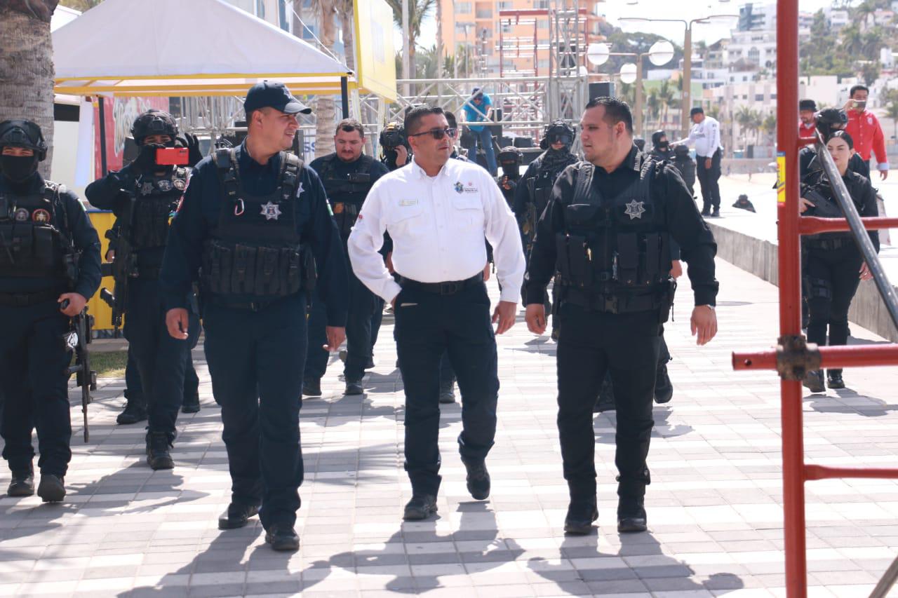 $!Retiran puntas, cristales y trozos de madera en el tradicional barrido por Olas Altas en Carnaval