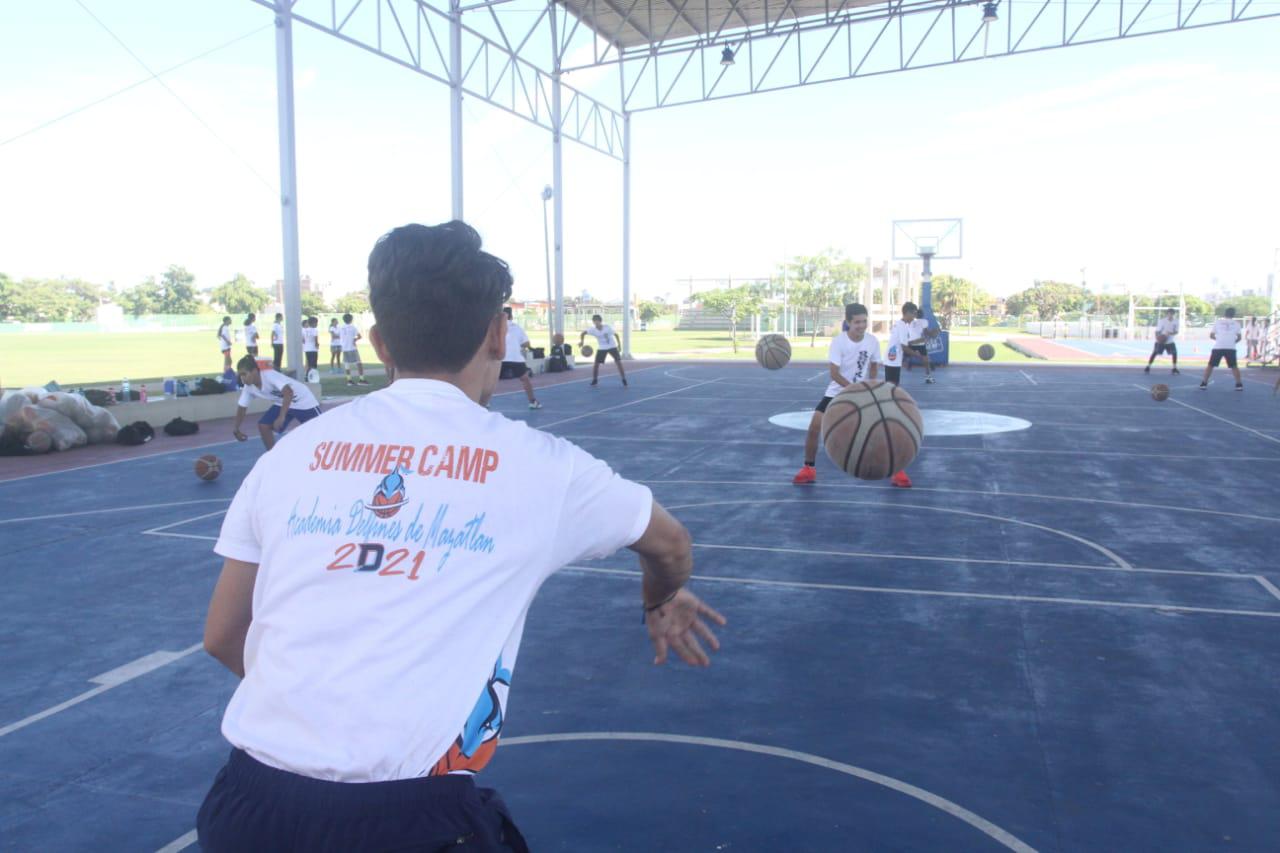 $!Aprenden las técnicas del baloncesto en el Campamento de Verano Academia Delfines