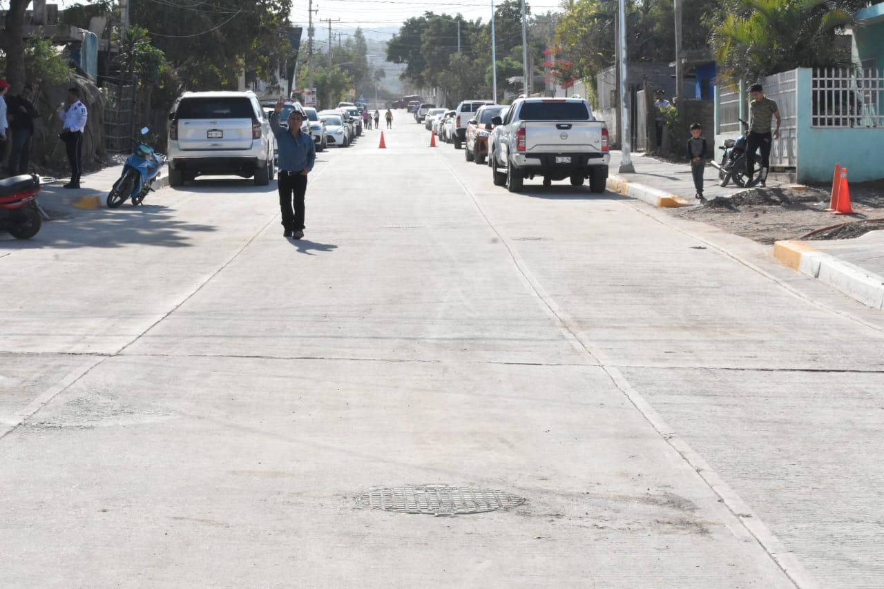 $!Entregan obra de pavimentación en la Renato Vega Amador, en Culiacán; invirtieron $27 millones