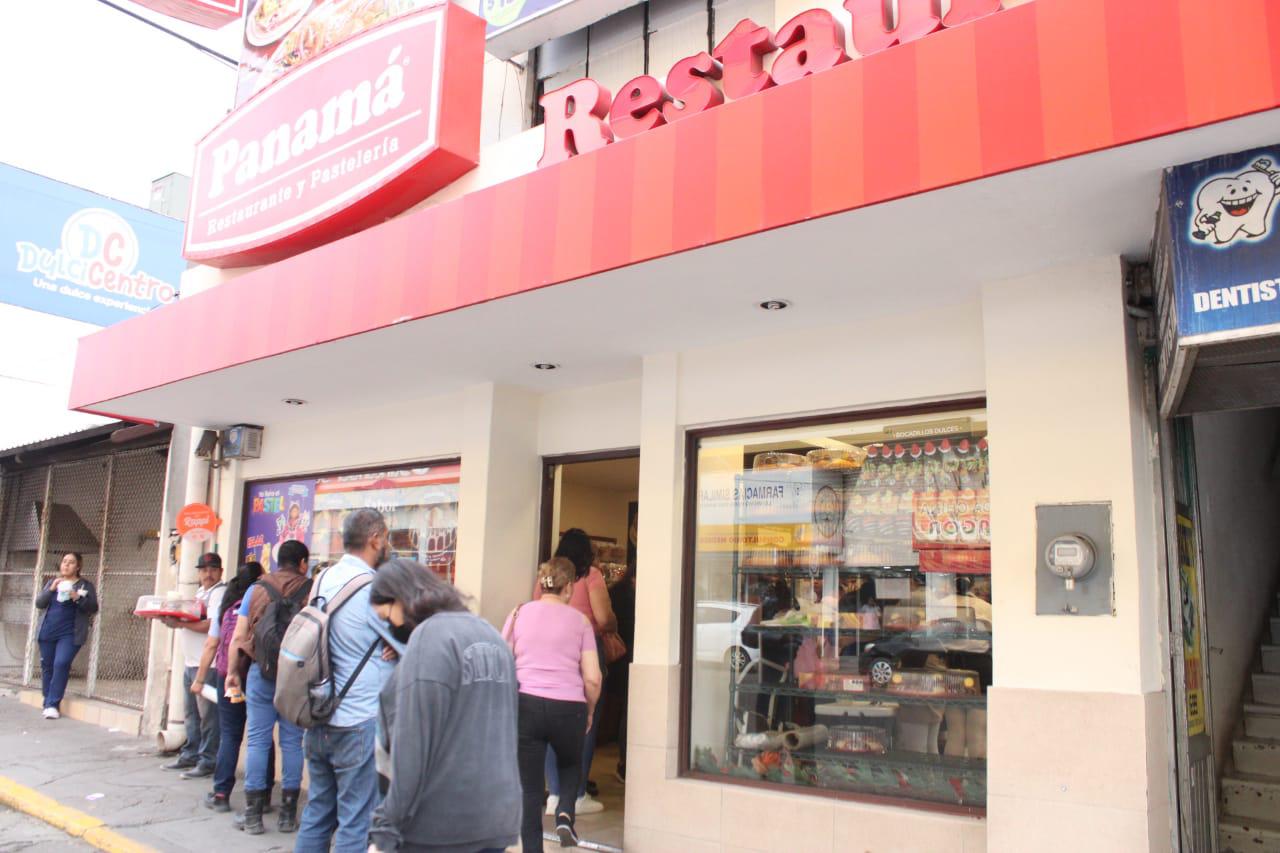 $!Familias culiacanenses compran y disfrutan roscas del Día de Reyes