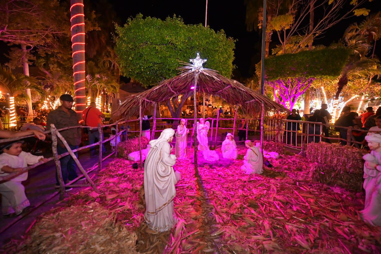 $!Se enciende el espíritu navideño en la Plazuela República en Mazatlán