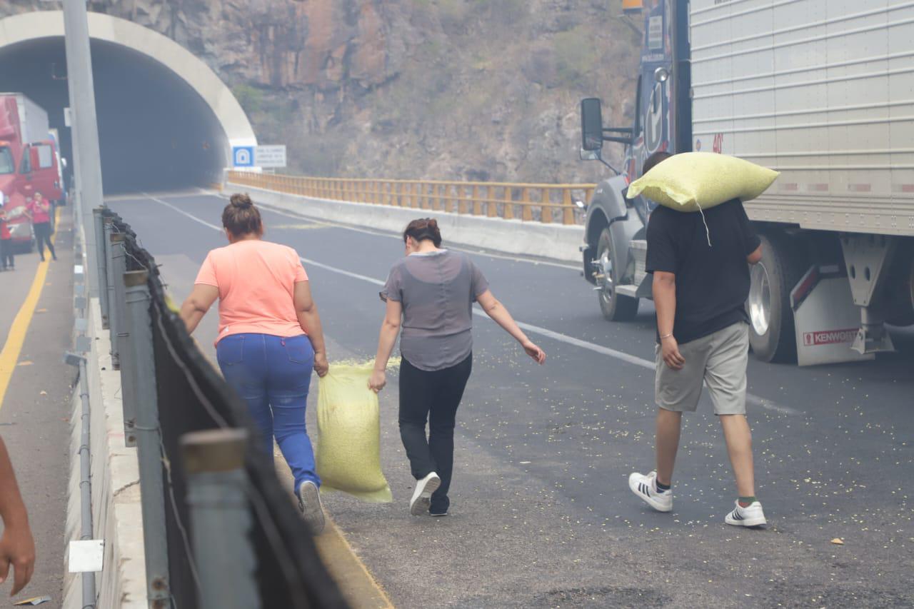 $!Se incendia tractocamión en el túnel El Carrizo II de la Durango-Mazatlán; muere un chofer y otro huye