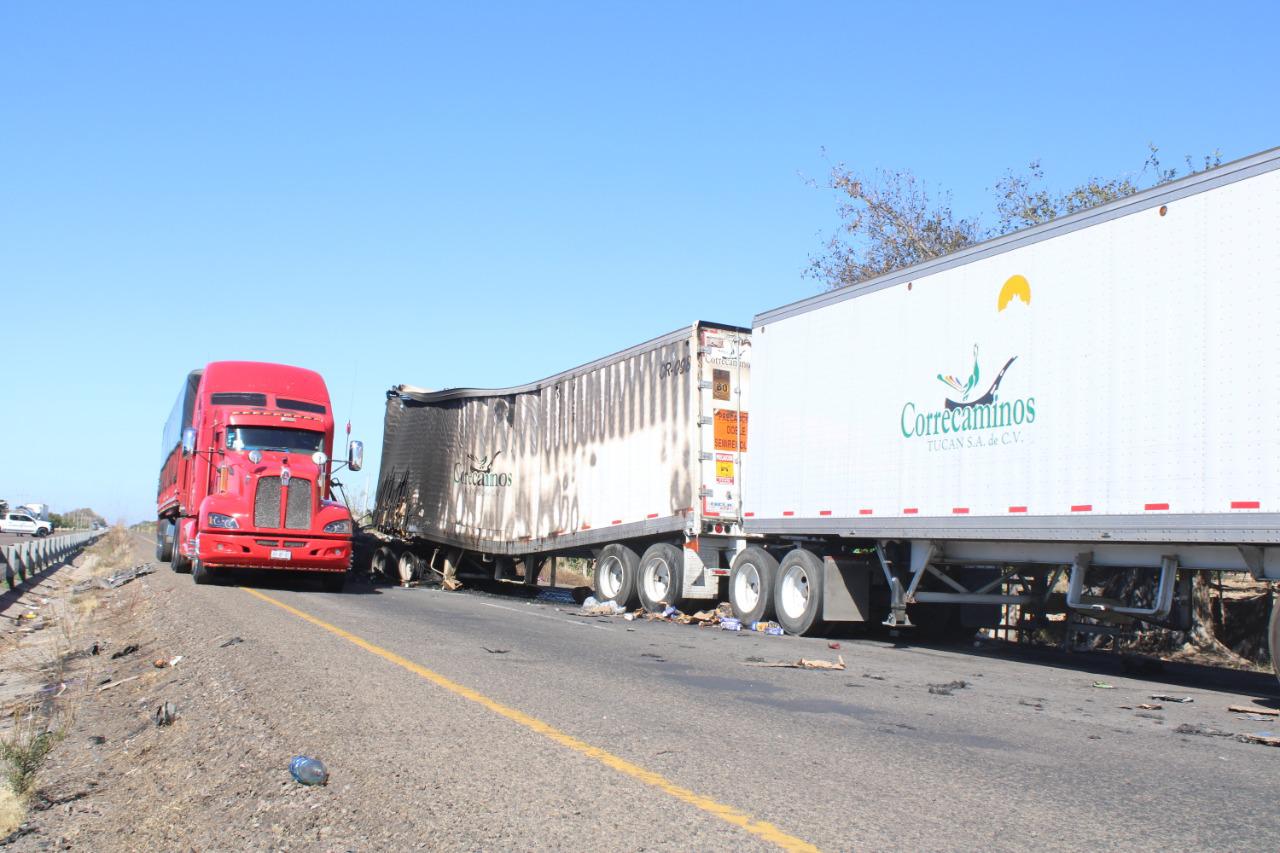 $!Remueven vehículos quemados en carreteras de Escuinapa