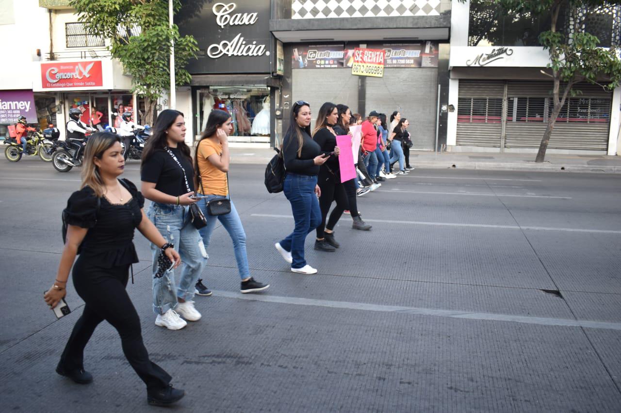 $!Marchan mujeres y acusan violencia sexual por funcionarios en Culiacán