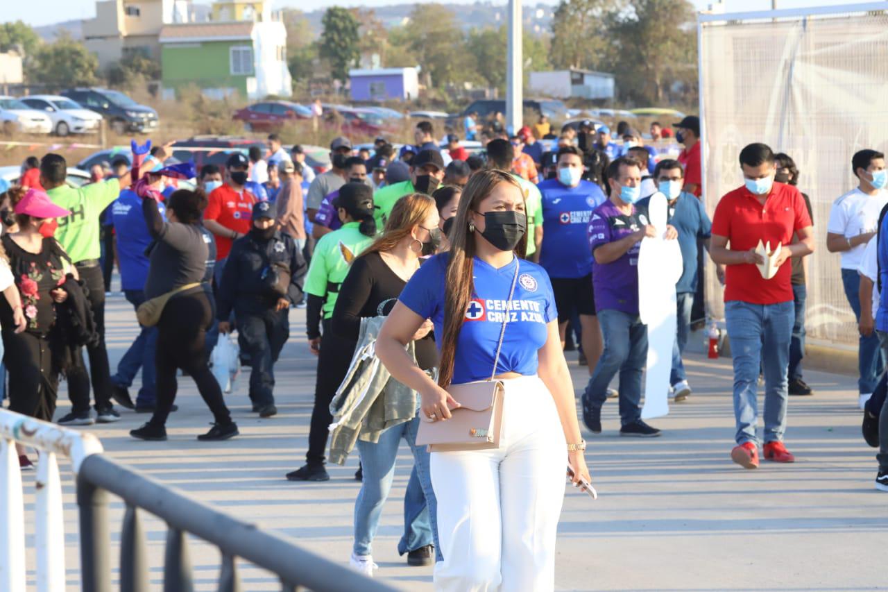 $!Aficionados de La Máquina pintan de azul el estadio Kraken