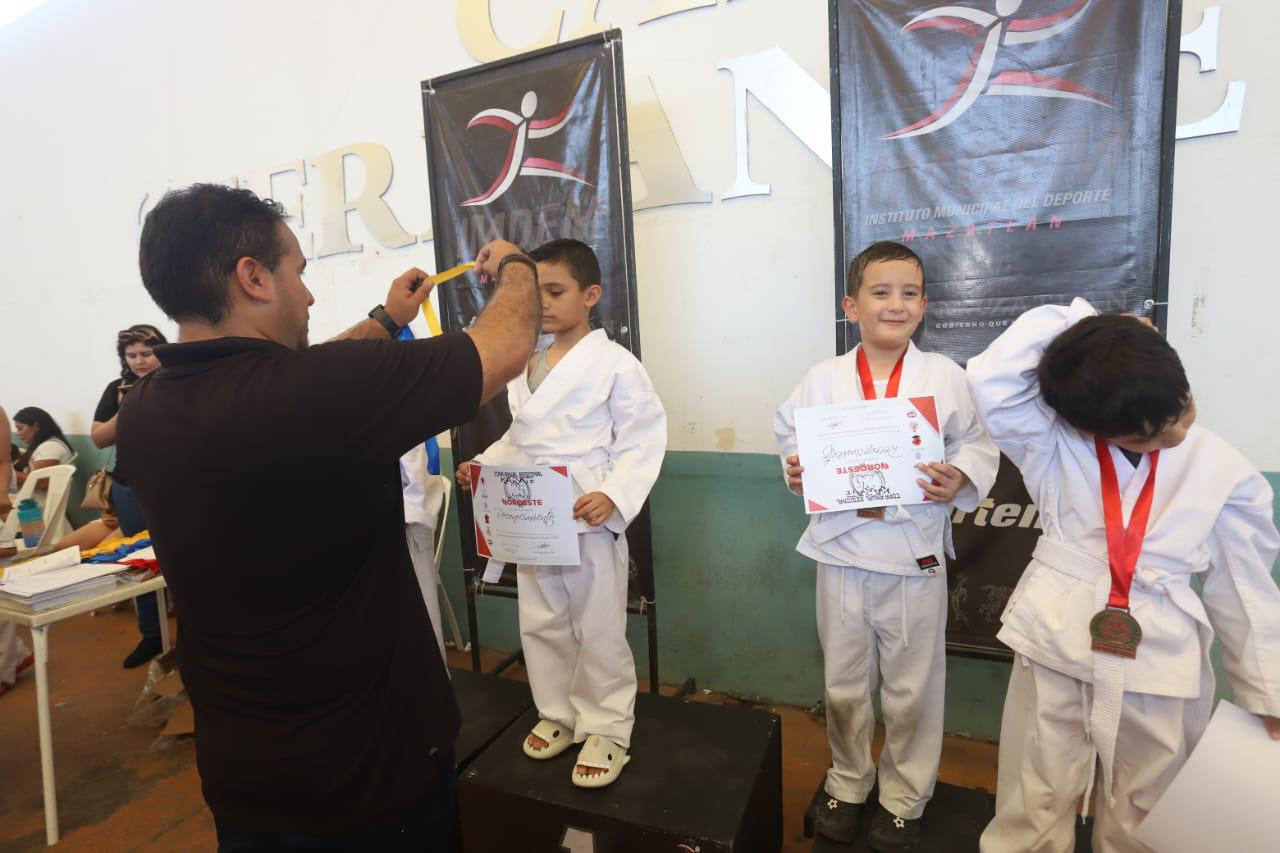 $!Lucen artemarcialistas infantiles en Copa de Karate Noroeste