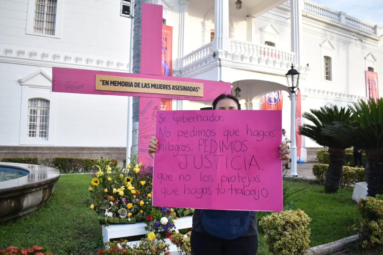 $!Marchan mujeres y acusan violencia sexual por funcionarios en Culiacán