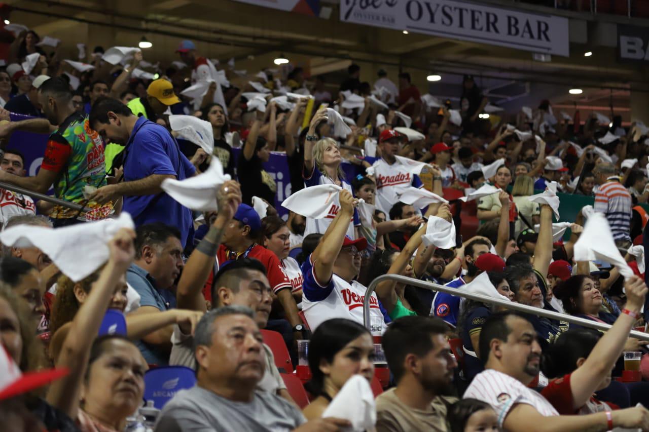 $!Responden los mazatlecos a la inauguración con gran lleno este domingo