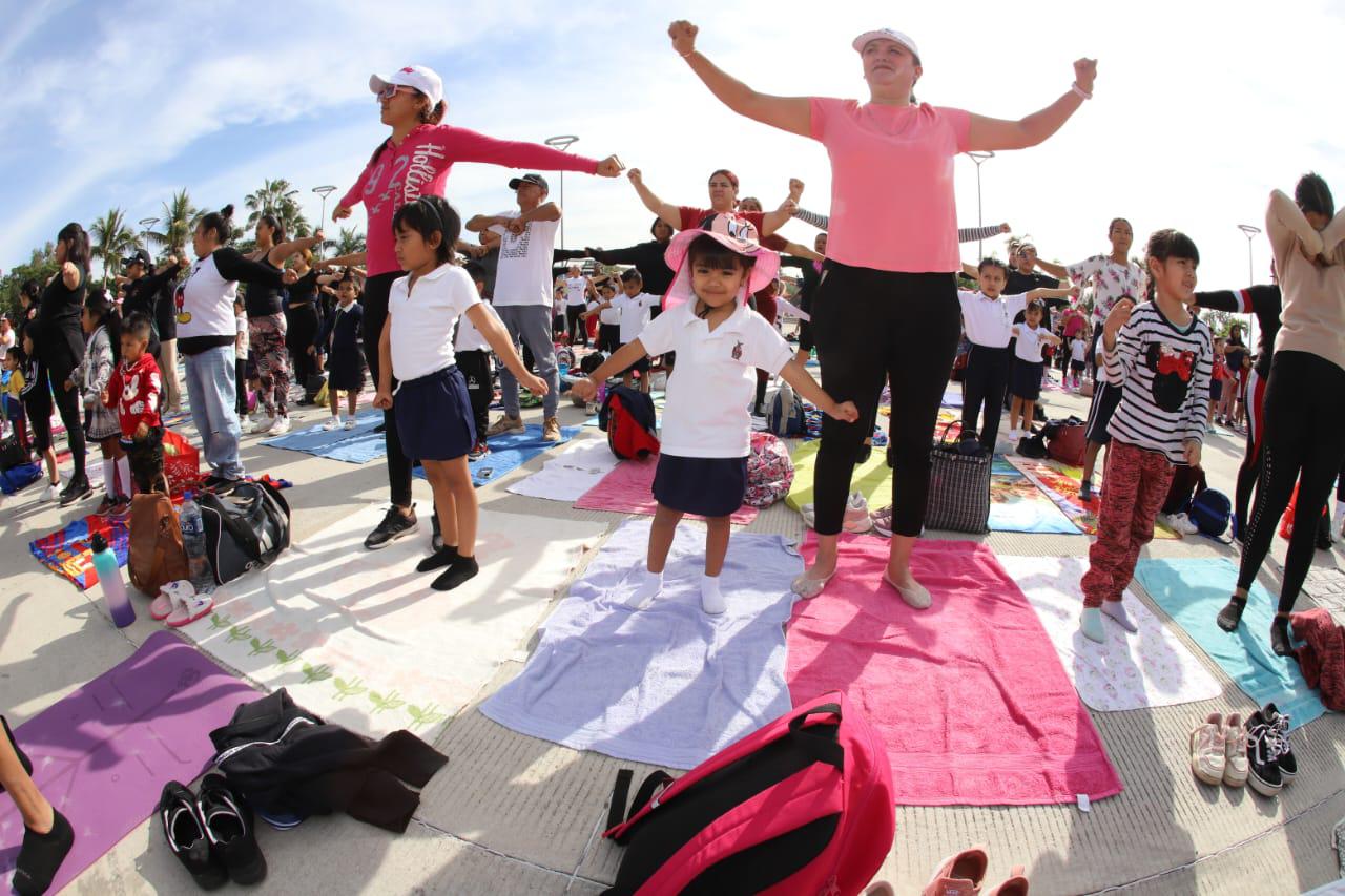 $!Pequeñines de preescolar practican yoga de manera masiva