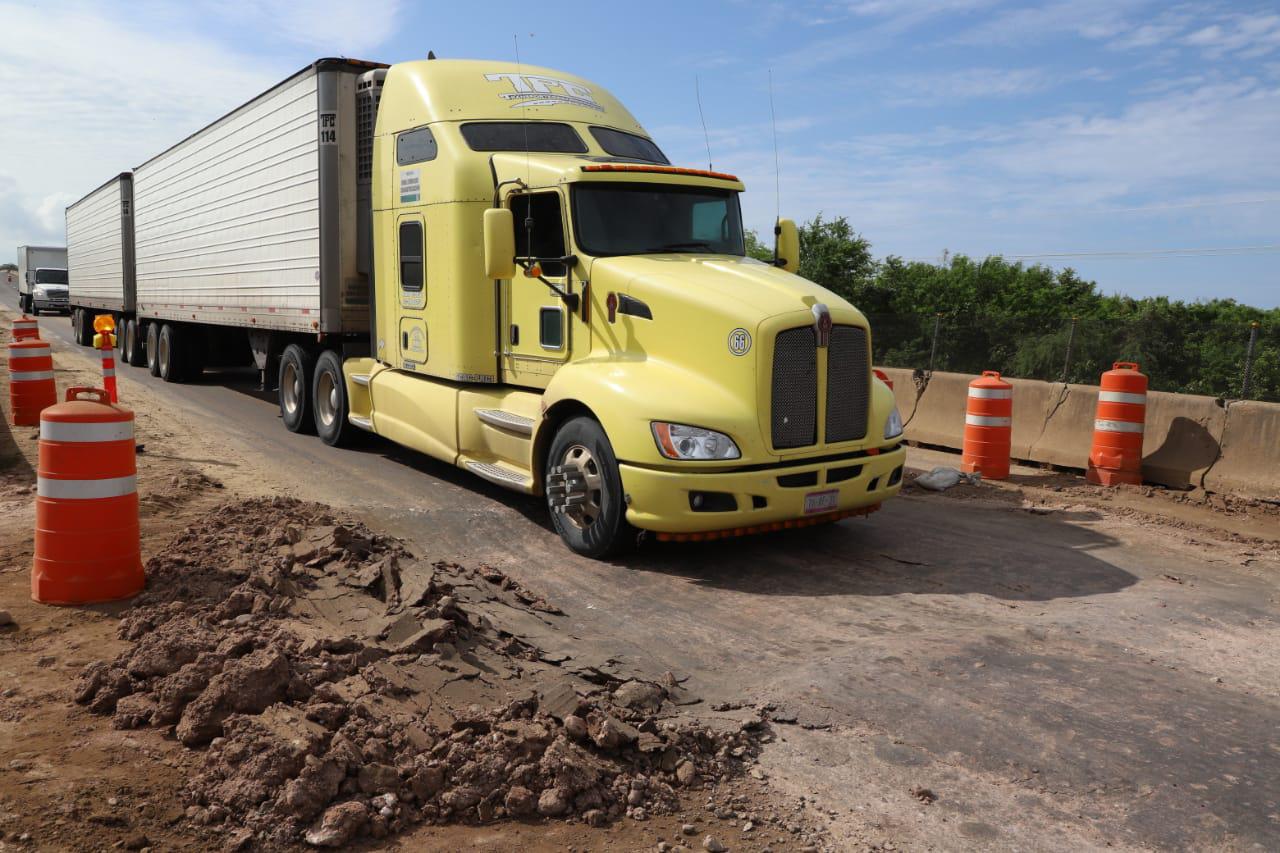 $!La autopista Mazatlán-Culiacán, tras las lluvias, está llena de baches